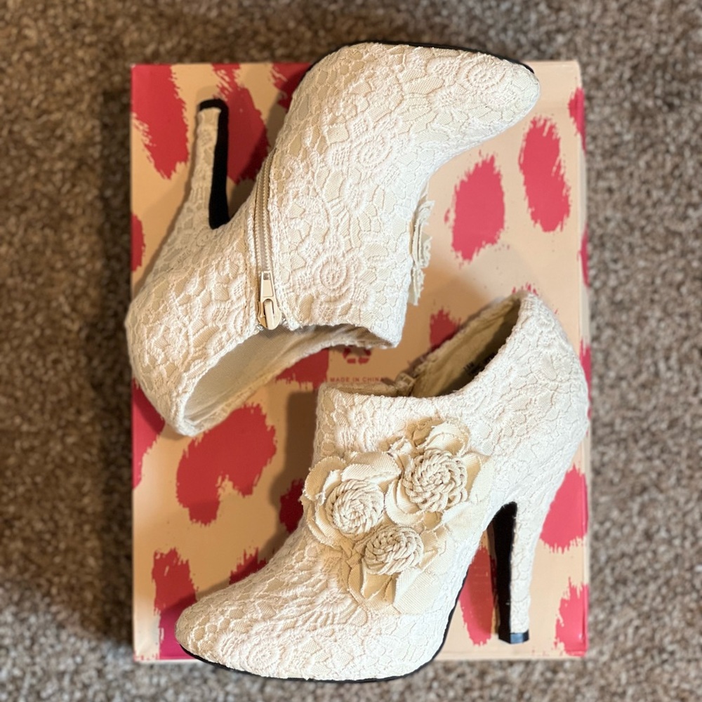 🌙 DOLCE by mojo moxy (7.5) flora beige booties